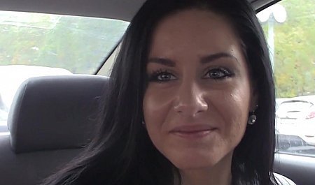 Die Jungs rekrutierten eine heiße Brünette für Sex in ihrer Wohnung