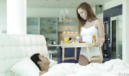 Ich habe den Kerl gefüttert und einen geschickten See und tollen Sex bekommen