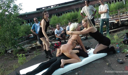 Blondine vergnügt sich mit zwei dominanten Freundinnen mit BDSM im Freien