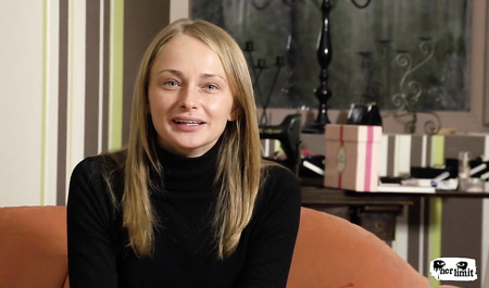 Ein Mädchen aus Russland lässt sich von einem Agenten in einem Erotikstudio in den Arsch ficken