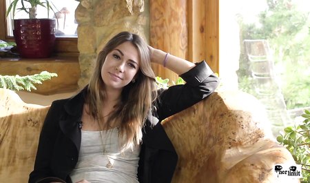 Eine Russin wird bei einem Casting mit einem tätowierten Mann in Amerika in den Arsch gefickt