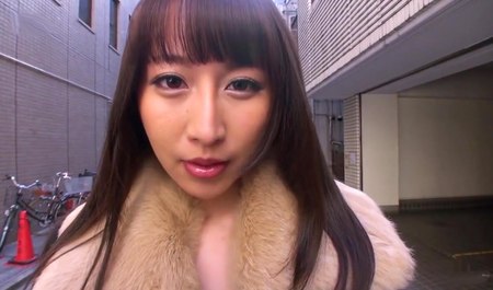 Eine bezaubernde Asiatin lutscht einem Kerl auf der Straße den Schwanz und wird dort im Doggystyle gefickt