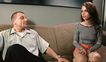 Der Typ von nebenan verführt eine schöne junge Frau zum Oralsex