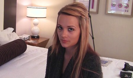 Eine junge neunzehnjährige Studentin wird bei einem Casting von einem Agenten in alle Löcher versohlt