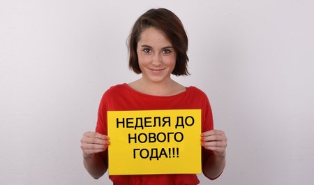 Tschechische Studentin lutscht beim Casting den Schwanz des Agenten und fickt Doggystyle auf der Couch