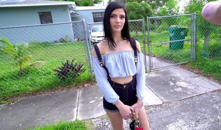 Der Pickup-Künstler nahm seine Freundin mit auf eine Fahrt in einem Kleinbus und fickte sie im Doggystyle in der Kabine