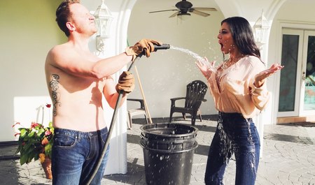 Die vollbusige Frau ging dem Gärtner auf den Grund und bekam einen heißen Schwanz in ihre Muschi im Doggystyle