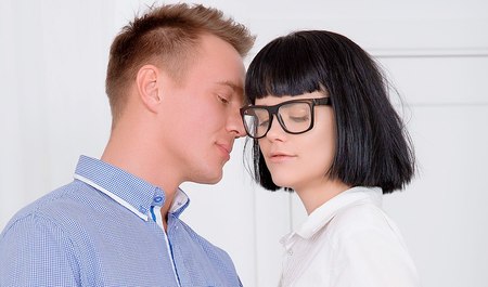 Ein Typ aus St. Petersburg fuhr das Mädchen nach Hause und fickte sie auf Einladung