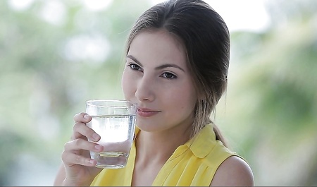 Leckte den Schlitz seiner Freundin mit seiner Zunge