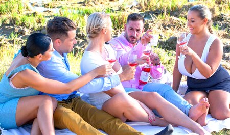 Stürmische Orgie in der Natur mit zwei Jungs und drei Mädels