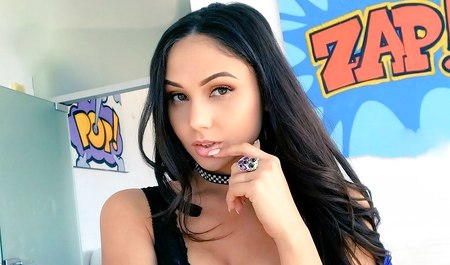 Ein Mädchen mit schwarzen Haaren befriedigt ihren Liebhaber mit Analsex