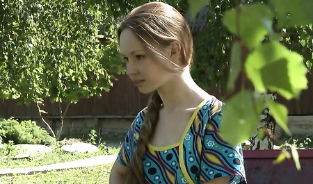 Nackte Blondine posiert