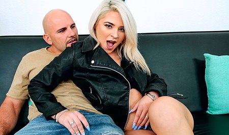 Kurvige Blondine verführt großen Kerl zum Sex beim ersten Date