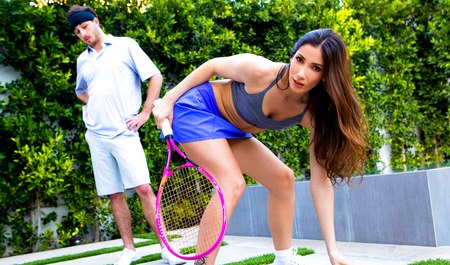 Eine junge Frau hat einen Mann zum Tennis eingeladen, hat aber Sex mit ihm