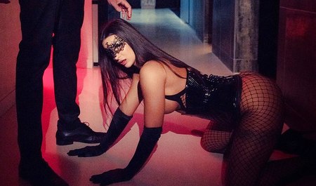 Eine vollbusige Freundin quetscht abends einen Kerl in bester BDSM-Tradition