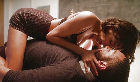 Der College-Direktor fickt den Lehrer nach dem Unterricht hart auf dem Tisch