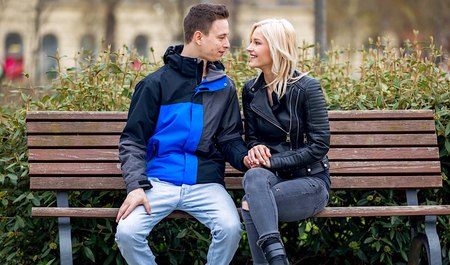 Der Typ lädt das Mädchen nach Hause ein und fickt sie mit Cumshot