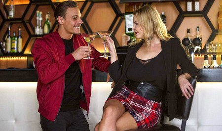 Eine Blondine aus St. Petersburg hat einen Ausländer in einer Bar abgeholt und ihn in seinem Zimmer herzhaft gefickt