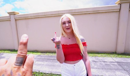 Eine schöne Blondine wurde in einem Kleinbus geröstet und geschlagen