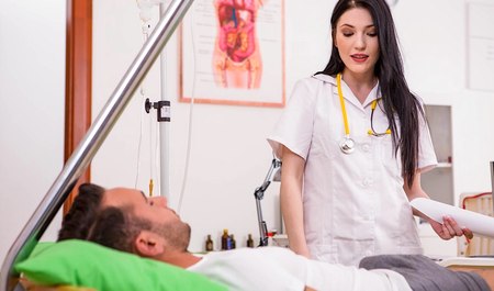 Ein junger Arzt lutschte den Penis des bewusstlosen Mannes und bekam heißen Sex auf der Arbeit