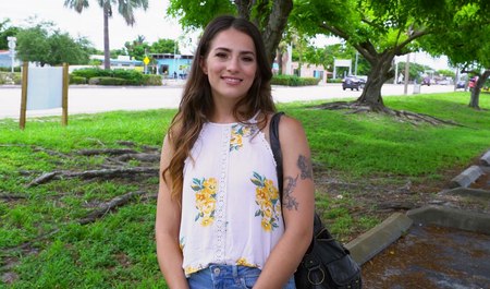 Ein bärtiger Pickup-Liebhaber schnappt sich einen Teenager und fickt sie in der Kabine eines Kleinbusses