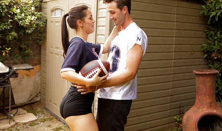 Anstatt Rugby zu spielen, hat die charmante Alina Lopez Sex mit einer Freundin