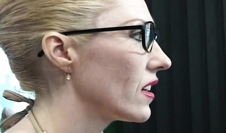 Eine reife Lehrerin fickt einen jungen Nerd