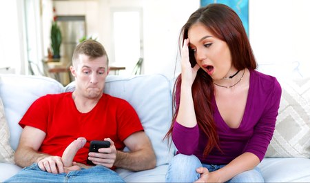 Ein junger Mechaniker geht zu einem Teenager und vermasselt sie, ohne dass sich ihre Eltern beschweren