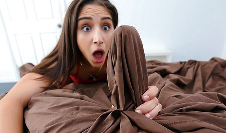 Sie bemerkte den großen Schwanz ihres Stiefbruders und lutschte ihn weiter