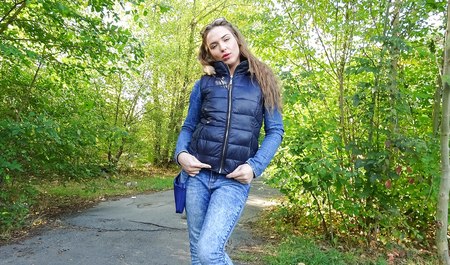 Der Typ holte am Morgen ein Touristenküken ab und briet es in den nahegelegenen Büschen