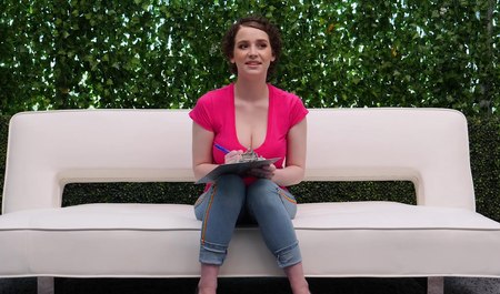 Ein Mädchen mit großen Brüsten und Locken hat bei einem Casting zum ersten Mal interrassischen Sex