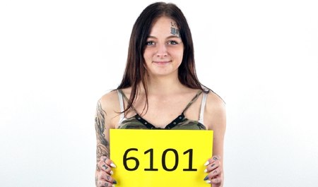 Tschechisches Mädchen lutscht den Schwanz des Agenten und wackelt mit ihm beim Sex beim Casting