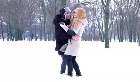 Ein junges Paar aus St. Petersburg hat es nach dem Studium an der Universität eilig, Sex in der Wohnung zu haben