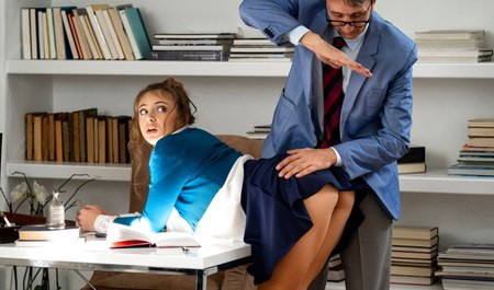 Diese schöne ortsansässige Studentin hat im Klassenzimmer einen tollen Fick mit einem Lehrer