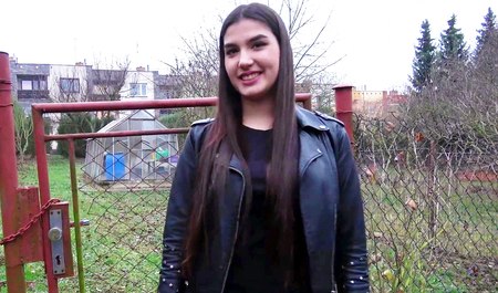 Ein Freund ist nicht zu einem Date erschienen, also lutscht eine schöne Brünette den Schwanz des Pick-up-Künstlers