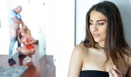 Das Mädchen lud eine Freundin ein und arrangierte zusammen mit ihren Eltern einen Gruppenporno mit ihm