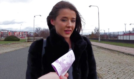 Ein Mann bittet ein Mädchen, ihre Brüste zu zeigen und für Geld Sex im Auto zu haben