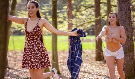 Zwei junge Mädchen gingen in den Hain, um Beeren zu pflücken, und kehrten zurück, um lesbischen Sex zu haben