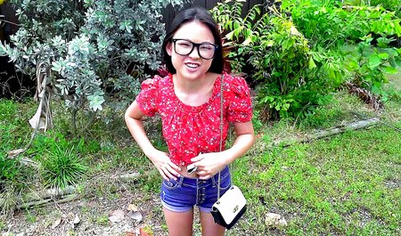 Die Jungs holen ein süßes asiatisches Mädchen ab und machen mit ihr in einem Kleinbus einen Interracial-Porno