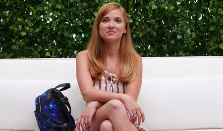 Neues Model lutscht cool den Schwanz und spreizt die Beine bei einem Erotikcasting