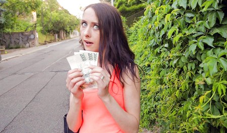 Ein Tourist verführt ein einheimisches Mädchen für ordentlich Geld zum Sex im Gebüsch