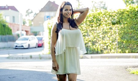 Anstatt mit einer Freundin einen Ausflug zu machen, hatte eine vollbusige junge Frau Sex für Geld an der frischen Luft