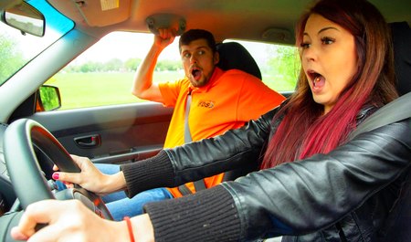 Die Tschechin Cindy Shine lernt Autofahren und fickt auf dem Treppenabsatz mit einem Lehrer