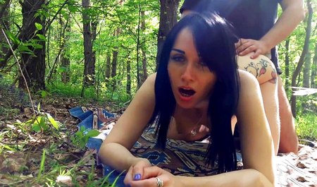 Er lockte seine Freundin in den Wald, indem er ein Herbarium sammelte, und fickte das Mädchen mit einem Creampie