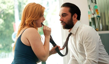 Der Arzt erklärt die Träume der rothaarigen Penny Pax mit mangelndem Sex und sorgt für eine Behandlung