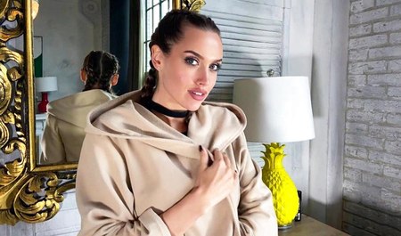 Kam fast im Negligé und lutschte berühmterweise den Schwanz eines Mannes