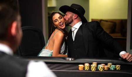 Eine Freundin half mit der Zitrone, aber nach einer Liebesnacht ließ sie ihre bärtige Freundin fallen