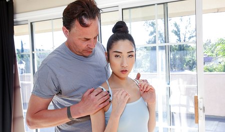 Schlanke chinesische Ballerina verführt Führungskraft zum Interracial-Sex