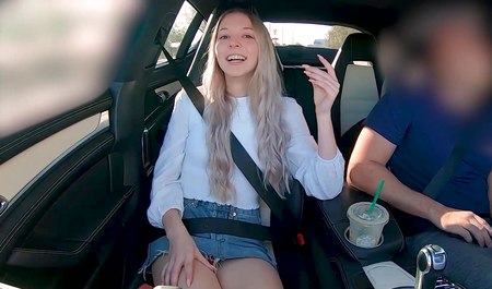 Eine junge Blondine ist dem Sex im Studio nicht abgeneigt, um Geld zu verdienen