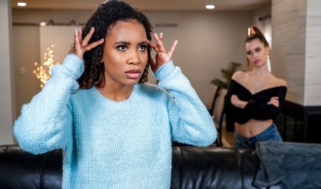 Die Mulattin besuchte eine laute Nachbarin und hatte interrassischen Lesbensex mit ihr